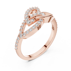 Meisterwerk mit dreieckigem Diamantcluster und geriffelten, abgestuften Flügeln
