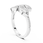 Meisterwerk mit dreieckigem Diamantcluster und geriffelten, abgestuften Flügeln