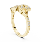 Meisterwerk mit dreieckigem Diamantcluster und geriffelten, abgestuften Flügeln