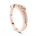 Meisterwerk mit dreieckigem Diamantcluster und geriffelten, abgestuften Flügeln