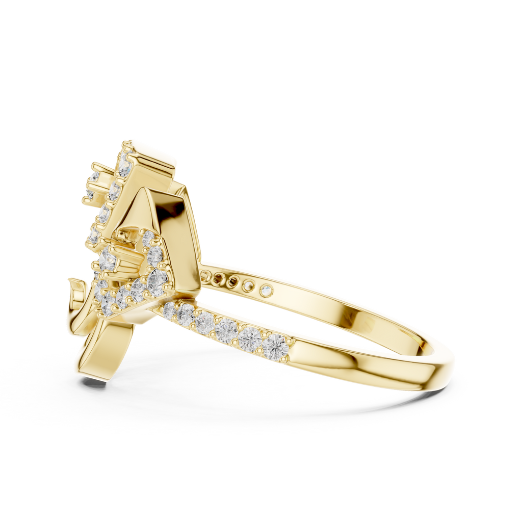 Meisterwerk mit dreieckigem Diamantcluster und geriffelten, abgestuften Flügeln