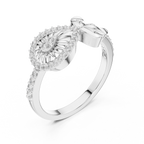 Meisterwerk mit dreieckigem Diamantcluster und geriffelten, abgestuften Flügeln
