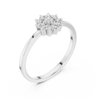 Meisterwerk mit dreieckigem Diamantcluster und geriffelten, abgestuften Flügeln