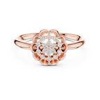 Meisterwerk mit dreieckigem Diamantcluster und geriffelten, abgestuften Flügeln