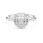 Meisterwerk mit dreieckigem Diamantcluster und geriffelten, abgestuften Flügeln