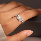 Diamantring im Princess-Schliff mit aufwendiger Fassung im Antik-Stil