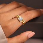 Diamantring im Princess-Schliff mit aufwendiger Fassung im Antik-Stil