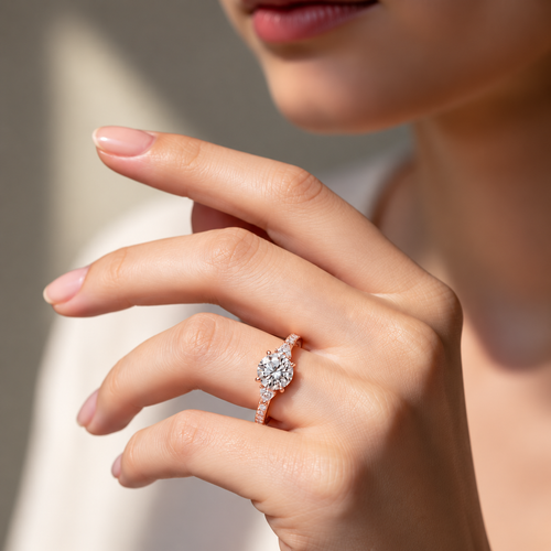 Runder Brillant in der Mitte mit Trillion-Akzenten und Diamantschiene